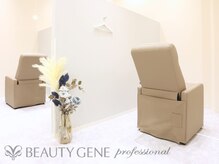 ビューティジーンプロフェッショナル 越谷レイクタウン店(BEAUTY GENE professional)の雰囲気（白基調の落ち着いた空間で、お一人お一人丁寧に施術を行います☆）