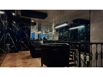 エルアイシービューティーサロン(L.I.C Beauty Salon)の写真/店内の壁、床、アンティーク家具、照明の位置、一切の隙がないサロンになっております。