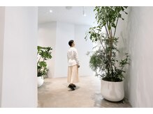 【POLA　SALON＋AOYAMA　店内奥】　フロアを奥に進むとシームレスにつながるエステルームへ。