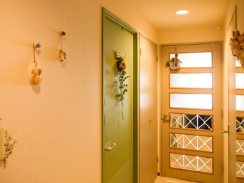 ファセテラピーサロン 千葉の写真/【完全個室サロン】白とグリーンを基調とした落ち着きある雰囲気♪ヒーリング音楽とアロマの香りでお出迎え