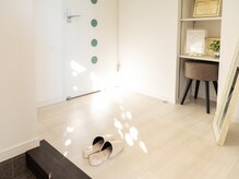 リラクゼーションサロン ランベリー(L'embellir)/明るい玄関でお出迎え致します♪