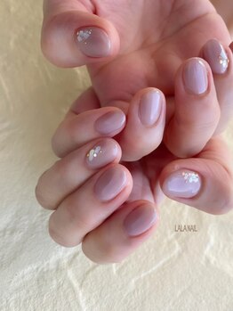 ララネイル(LALA NAIL)の写真/OLさんや主婦の方もオススメ！大人可愛いナチュラル思考の方へ♪シンプルでもセンスの光る上品な指先に◎