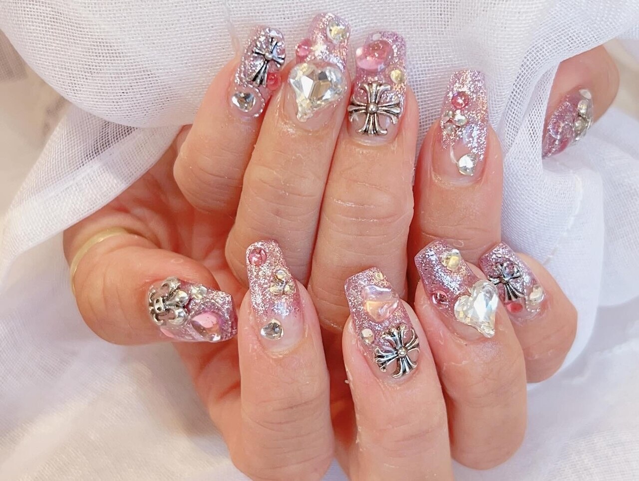 2026年春トレンド】スタッズ ワンカラー ハンドのネイルデザイン集