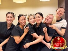 スタッフは情熱的で部活のような一体感。日々練習に励んでます。