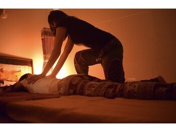 サロン ド アジア(salon de Asia)/タイ”新”式マッサージ施術風景