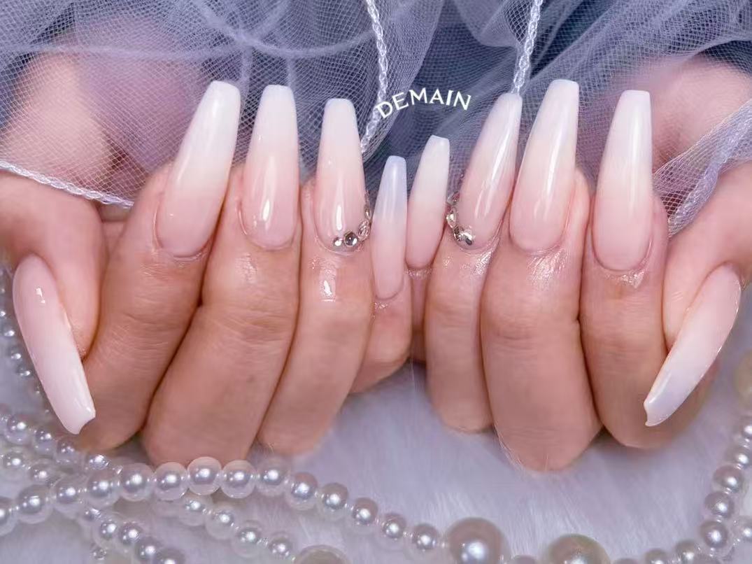 プロフ必読　様　　ホワイトワンカラー 2026年冬トレンド】ホワイト スーパーロングのネイルデザイン集