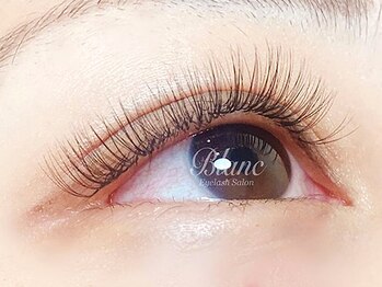 アイラッシュサロン ブラン ラスカ平塚店(Eyelash Salon Blanc)の写真/ふわっと軽く、まつ毛への負担が少ないフラットラッシュで濃すぎない、上品で色気のあるお目元に♪