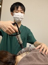 仁接骨院 じん鍼灸治療院/カッピング施術風景