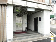 こちらのエレベーターで5階の左側のお部屋です