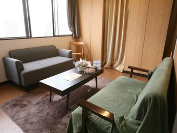 街の手もみ屋てもみぃーな 東大和上北台駅前店/待合スペース