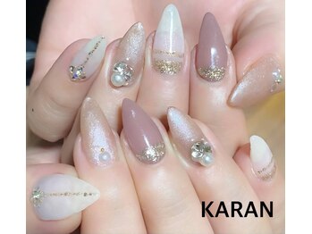 カラン(KARAN)/春色にラメを使った綺麗めネイル