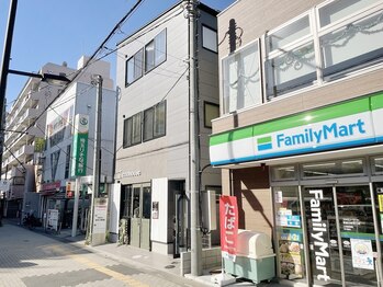 ネイルパティオ 新越谷店(nail patio)/ファミリーマート左側、黒い建物