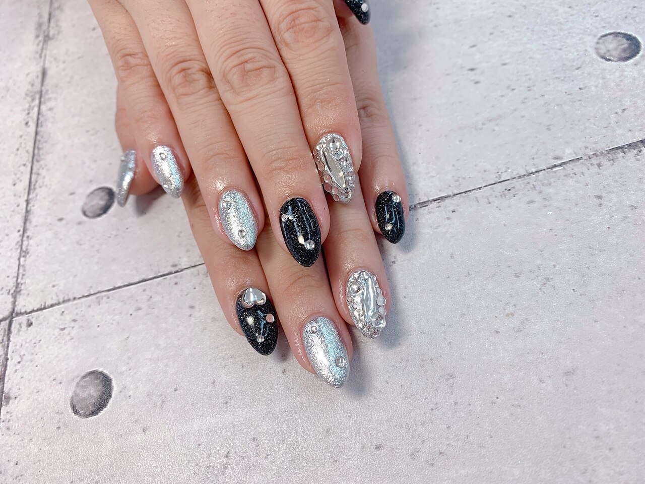 2025年秋トレンド】シルバー ハートのネイルデザイン集｜人気順
