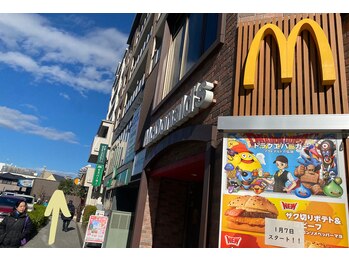 ティーツリーアロマアンドホリスティック(tea tree aroma & holistic)/マクドナルドやモスがある道