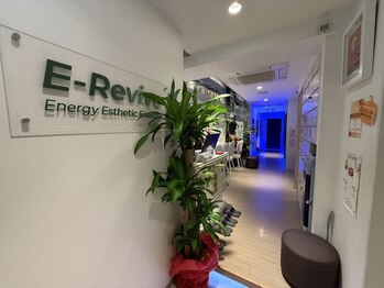 イーリバイブ 新宿東口店/開放感溢れる店内へ 