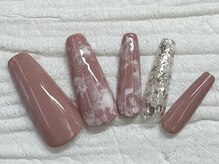 ハニービービー(Honey Bee Bee)/ピンクブラウンタイダイ柄ネイル