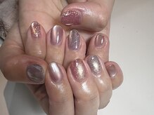 エムワイネイル mynailの雰囲気（光をまとったような輝き【大人のマグネットネイル】）