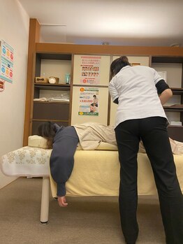 子育てママの整体サロン/施術中の様子