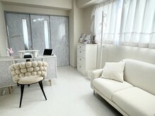 キキ(kiki)の雰囲気(白を基調とした落ち着いたサロン空間です♪動画も見れますよ♪)