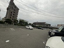 駐車場お店の横にあります♪空いているところ停めてください！
