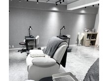 ユヅメ 目黒店(YUZUME)の雰囲気（グレートーンを基調にした、シンプルで洗練された店内）