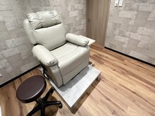ネイル アトリエ パルネ(Nail Atelier PALNE)の雰囲気（個室のリクライニングソファでゆったり施術。動画鑑賞もできます）