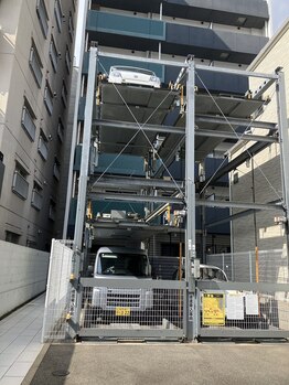 奏/建物は機械式駐車場が目印です!