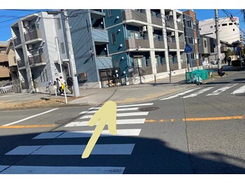 ティーツリーアロマアンドホリスティック(tea tree aroma & holistic)/沖縄料理屋前の横断歩道をわたる