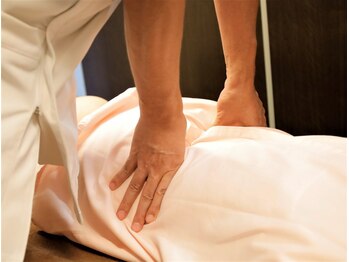 さがみ鍼灸整骨院/骨盤の位置を正していきます