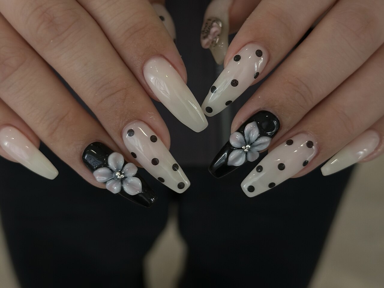 ロングネイル ホワイト ブラック 花 ロングネイル ホワイト ブラック 花 ブラックネイル #黒ネイル