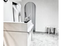 ユヅメ 目黒店(YUZUME)の雰囲気（白を基調とした受付で、清潔感と高級感を演出）