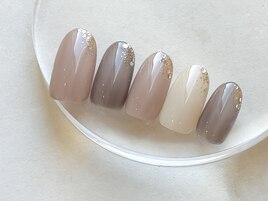 大人グレージュネイル