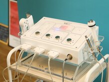 マシーンでの毛穴、たるみ、美白などお肌のお悩みに合わせた施術