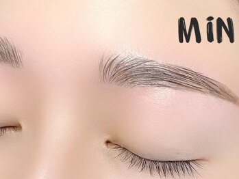 ミン(MiN)の写真/【眉毛WAX+パリジェンヌ+メイク￥7980】低刺激の特殊WAX使用で肌負担減◎敏感肌さんも垢抜け目元へ♪