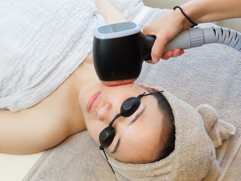 ココフルール 三軒茶屋(cocofleur)の写真/【最先端機器で即効たるみケア】3つの光波長を同時照射！アレイズライトで中顔面UP&首～顎下肉もスッキリ♪