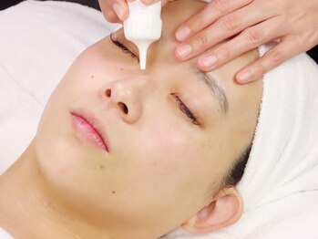 ポノ(Pono)の写真/【毎朝の”隠すメイク”を卒業したい方へ】ダウンタイムのないシミケアで、蓄積した老廃物の排出を促進