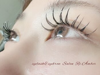 リアンバー(Re:Amber)の写真/羽の様な柔らかく猫のしっぽの様なしなやかなエクステで自まつ毛に優しい施術で美しい仕上がりをキープ♪