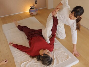 ナムナム(NAMNAM)の写真/【全身スッキリ/深部まで伸ばす】音浴×新感覚あうんボディワークの融合ストレッチで疲労回復◎