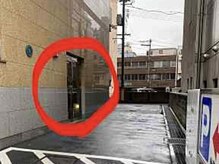 有料駐車場左手の自動ドアから！