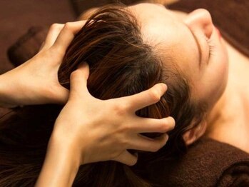 ルアナ トウキョウ(LUANA TOKYO)の写真/今話題のヘッドスパは小顔効果、たるみにアプローチ可能◎頭のコリをほぐし、目・首の疲れ、頭痛を改善！