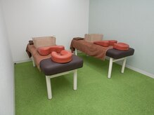 あかりはり灸整体院 鈴鹿の雰囲気(施術室です。ベッド2台ですがお一人ずつご案内しております。)