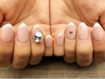 プラハネイル(+HER 美甲)/バーチャルフレンチ×Vカット