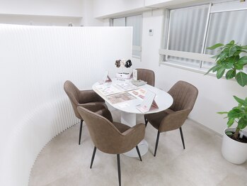 コンセプトユー 新宿(Concept U)/半個室のあるサロン