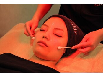 フロラスキン 難波店(florasKIN)の写真/florasKINオリジナル!美肌菌に着目した剥がさず“肌を育てる次世代ピーリング”で憧れうるツヤ発光美肌に☆