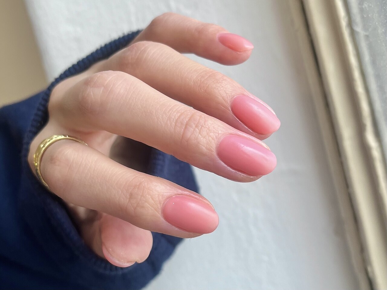 2026年冬トレンド】サーモンピンクのネイルデザイン集｜人気順｜2