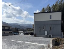 マイン(mine...)の雰囲気（サロン外観。入り口前に立看板を置いてあります。）