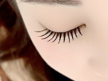 エルアイラッシュ バイ ファースト(el.eyelash by1st)の写真/≪"圧倒的モチ"のLEDマツエク≫最新施術多数◎束感トレンドまつげならel.eyelash♪眉毛とのセットも◎