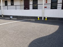 アジャスト(Adjust)の雰囲気（お車でお越しの方は黄色いコーンが目印★※アパート内）