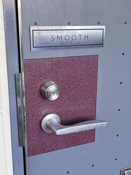 スムース(smooth)/ドアに小さく表札あります