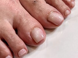 フットネイルも大人気桃ネイル